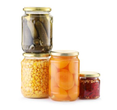 Farklı turşu ürünleri olan bir sürü kavanoz beyaz üzerine izole edilmiş.