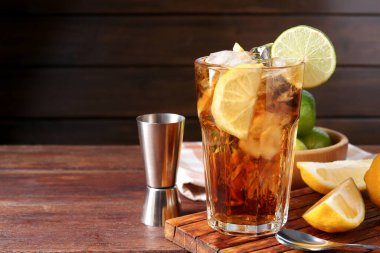 Küba libre kokteyli ve ahşap masadaki malzemeleri tazeliyorum. Metin için boşluk