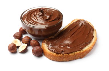 Çikolatalı fındıklı tost ve beyaza izole edilmiş fındıklar.