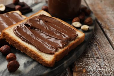 Lezzetli fındıklı tostlar ahşap masada fındıklar, yakın plan.