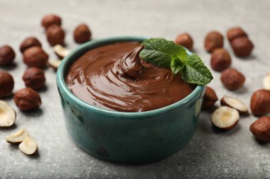 Fındıklı çikolata, naneli ve fındıklı gri masa, yakın plan.