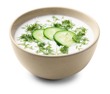 Beyaz tenceredeki dereotlu salatalık çorbası.