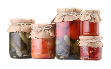 Farklı turşu ürünleri olan bir sürü kavanoz beyaz üzerine izole edilmiş.