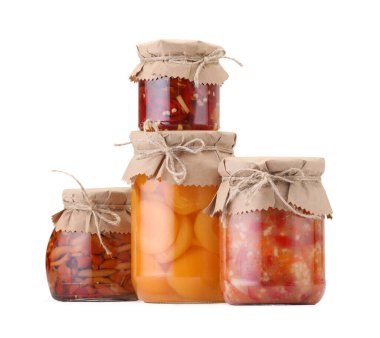 Farklı turşu ürünleri olan bir sürü kavanoz beyaz üzerine izole edilmiş.