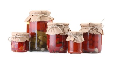 Farklı turşu ürünleri olan bir sürü kavanoz beyaz üzerine izole edilmiş.