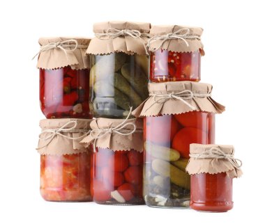 Farklı turşu ürünleri olan bir sürü kavanoz beyaz üzerine izole edilmiş.