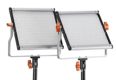 Profesyonel ışıklandırma ekipmanları beyaza izole edilmiş. Fotoğraf stüdyosu aracı