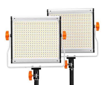 Profesyonel ışıklandırma ekipmanları beyaza izole edilmiş. Fotoğraf stüdyosu aracı