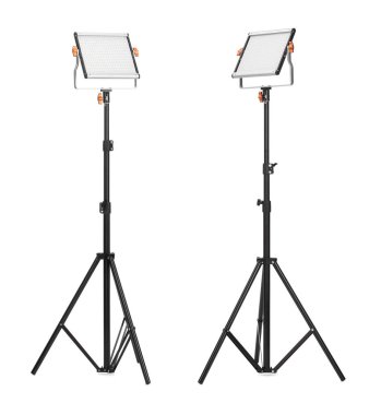 Beyaza izole edilmiş tripodlu profesyonel ışıklandırma ekipmanları.