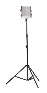 Beyaza izole edilmiş tripodu olan profesyonel ışıklandırma ekipmanları.