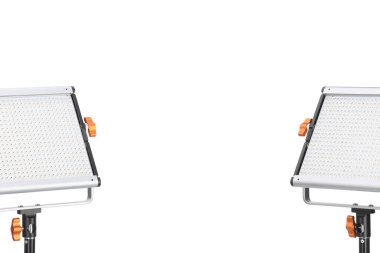 Profesyonel ışıklandırma ekipmanları beyaza izole edilmiş. Fotoğraf stüdyosu aracı