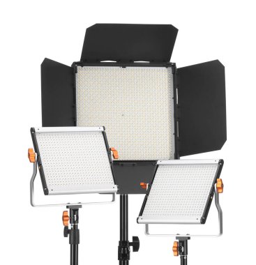 Profesyonel ışıklandırma ekipmanları beyaza izole edilmiş. Fotoğraf stüdyosu aracı