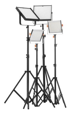 Beyaza izole edilmiş tripodlu profesyonel ışıklandırma ekipmanları.