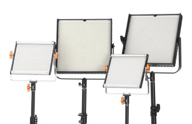 Profesyonel ışıklandırma ekipmanları beyaza izole edilmiş. Fotoğraf stüdyosu aracı