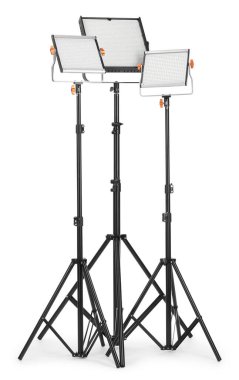 Beyaza izole edilmiş tripodlu profesyonel ışıklandırma ekipmanları.