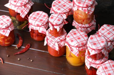 Pek çok kavanoz farklı salamura ürünler ve malzemeler ahşap masa üzerinde, üst görünüm