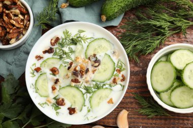 Salatalık çorbası, dereotlu, fındıklı ve sarımsaklı ahşap masa, düz uzanmış
