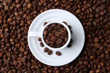 Kahve çekirdekli fincan ve çay tabağı, üst manzara.