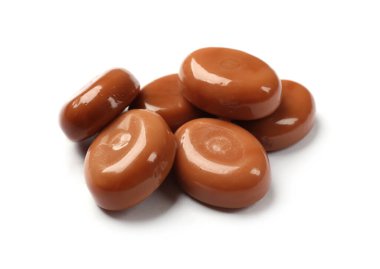 Beyaz üzerine izole edilmiş tatlı karamel şekerler