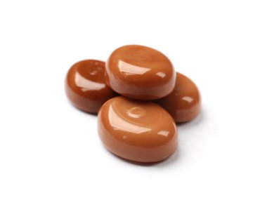 Beyaz üzerine izole edilmiş tatlı karamel şekerler