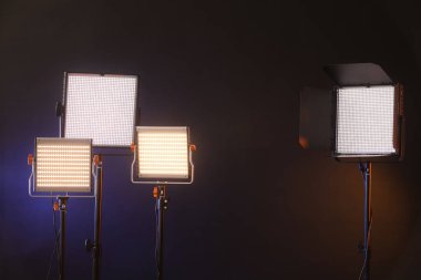 Koyu arkaplanda renkli ışıklı profesyonel ışıklandırma ekipmanları