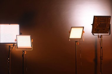 Renkli arka planda profesyonel ışıklandırma ekipmanları. Metin için boşluk