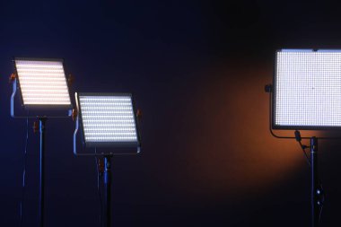 Renkli arka planda profesyonel ışıklandırma ekipmanları. Metin için boşluk