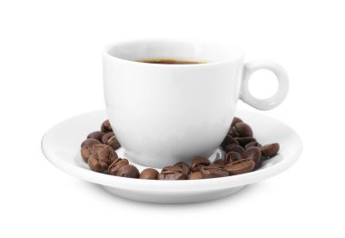 Fincanda Aromatik kahve ve beyaz üzerine izole edilmiş fasulye.