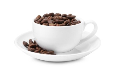 Beyaz fincanda izole edilmiş kahve çekirdekleri.