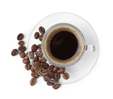 Bardakta romatik kahve ve beyaz kahve çekirdekleri.