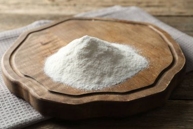 Tahta masaya buğday unu yığını, yakın plan.