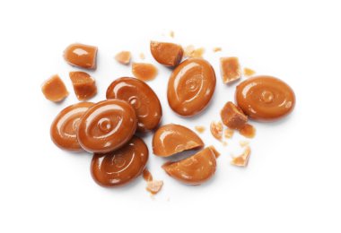 Kırık, lezzetli karamel şekerlemeler beyaz, üst manzara