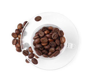 Aromatik kahve çekirdekleri fincanda ve çay tabağında izole edilmiş, üst tarafta.