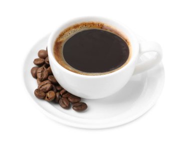 Beyaz fincanda, fasulyede ve çay tabağında Aromatik kahve.