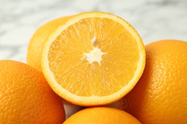 Taze turuncunun yarısı bulanık ışık arka planında, yakın plan