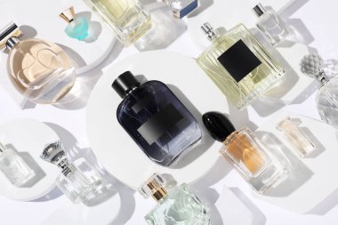 Beyaz arka planda farklı lüks parfümler, düz yatış