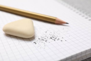 Silgi, kalem ve kırıntılar defterde, yakın plan