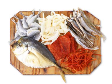 Birçok farklı kurutulmuş balık aperatifleri beyaz, üst görünümde izole