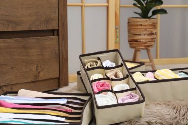 Katlanmış elbiseli organizatörler içeride, yakın plan.