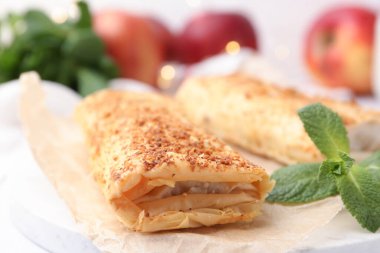 Lezzetli elmalı turtalar ve nane şekeri masada, yakın plan.