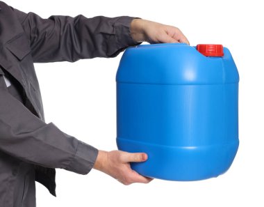 Beyaz arka planda plastik kutu tutan adam, yakın plan.