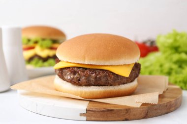 Beyaz masada lezzetli köfteli çizburger, yakın plan.