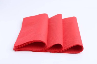 Birçok kırmızı kağıt mendil beyaza izole edilmiş.