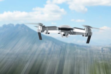 Dağlarda uçan kameralı İHA, hareket bulanıklığı etkisi. Gözetleme için insansız hava aracı