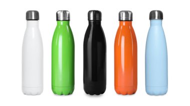 Beyaza izole edilmiş farklı termo şişeler.