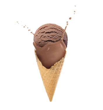 Waffle külahında çikolatalı dondurma ve beyaz arka planda biraz süt.