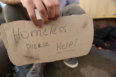 İşaretli adam Evsiz Lütfen yardım edin ve para dışarı, yakın plan