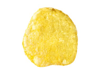 Beyaza izole edilmiş lezzetli bir patates cipsi.