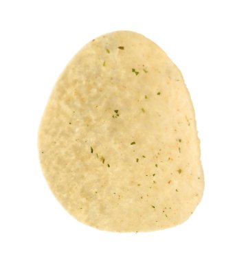 Beyaza izole edilmiş lezzetli bir patates cipsi.