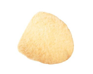 Beyaza izole edilmiş lezzetli bir patates cipsi.